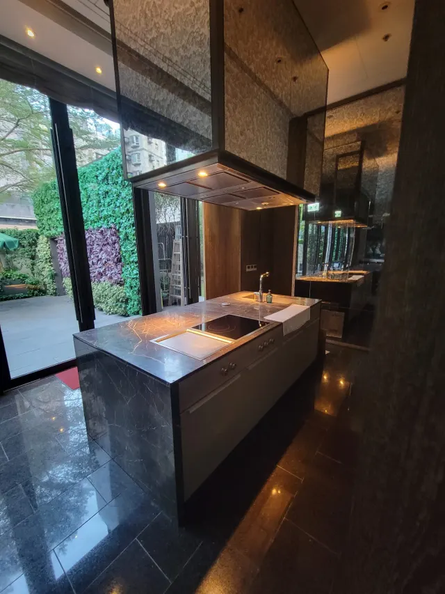 EIGHT KWAI FONG – 2